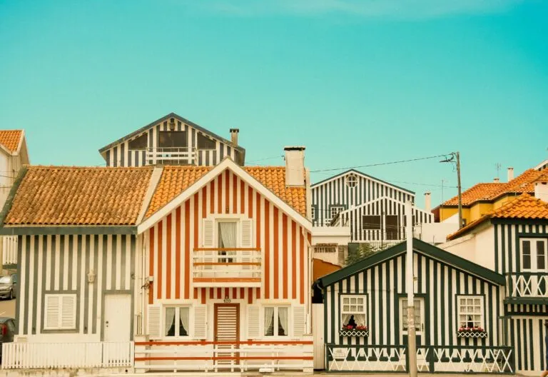 Pabellones de madera muestran arquitectura efímera con sustentabilidad, innovación y diseño flexible