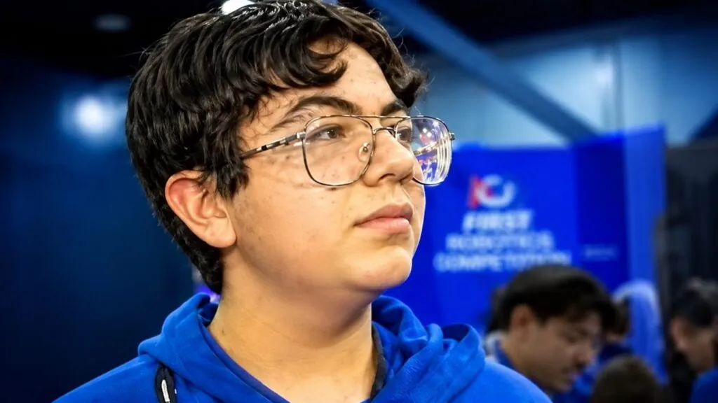 Estudiantes participan en una competencia de robótica educativa para desarrollar habilidades y definir su futuro profesional.