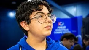 Estudiantes participan en una competencia de robótica educativa para desarrollar habilidades y definir su futuro profesional.