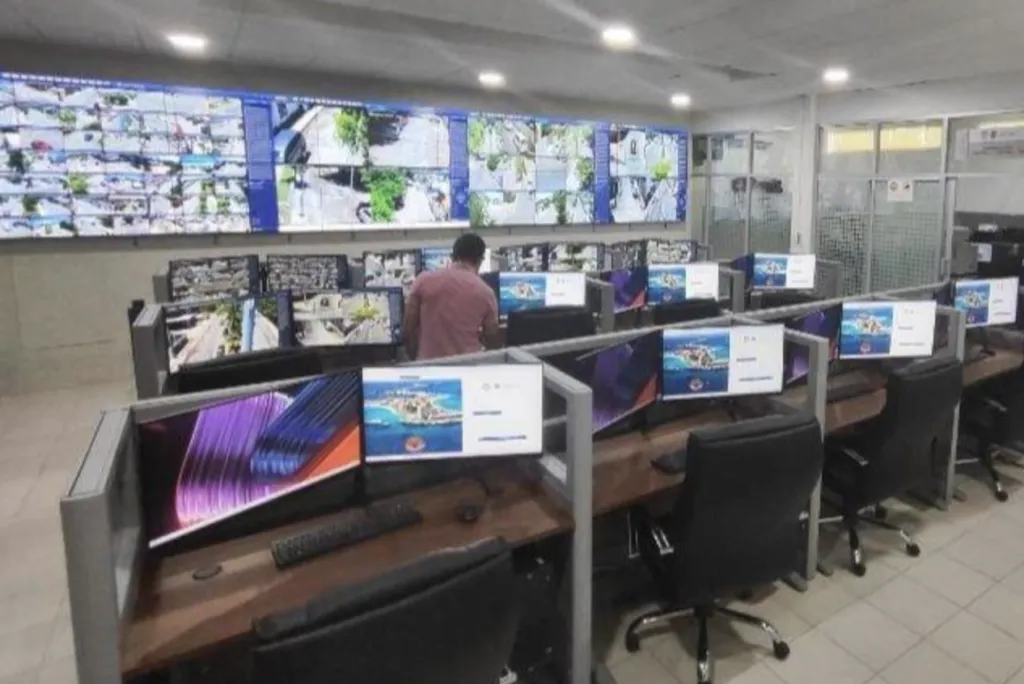 Ejecutivo de Seguritech Privada analiza indicadores de ciberseguridad e IA en un centro tecnológico de misión crítica.
