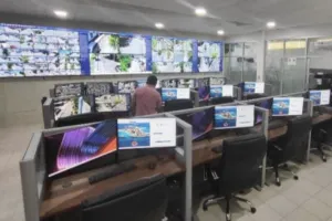 Ejecutivo de Seguritech Privada analiza indicadores de ciberseguridad e IA en un centro tecnológico de misión crítica.