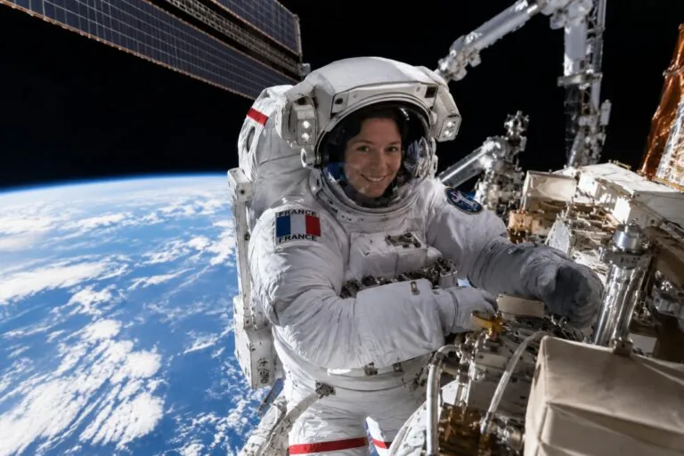 Sophie Adenot durante su primera caminata espacial desde la Estación Espacial Internacional