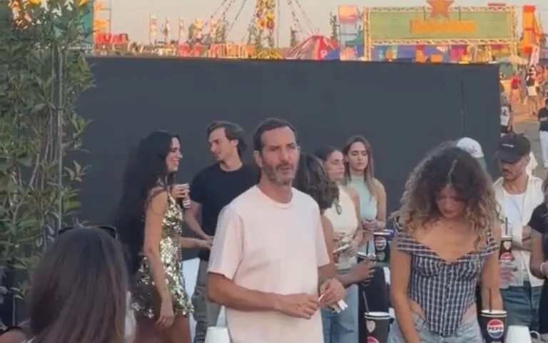 Dua Lipa disfrutando en Sunny Hill Festival.