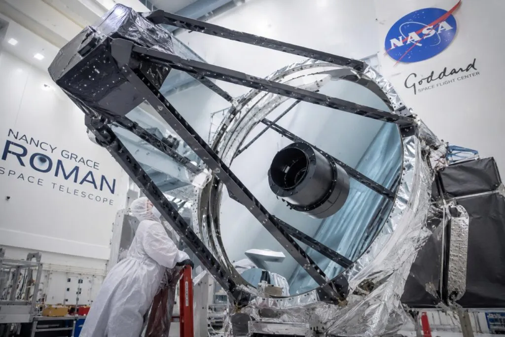 Telescopio Roman de NASA viaja al espacio para estudiar galaxias, materia oscura, energía oscura y nuevos exoplanetas del universo.