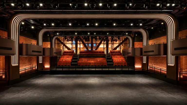 Interior del Apple Music Hall en Battersea Power Station, Londres