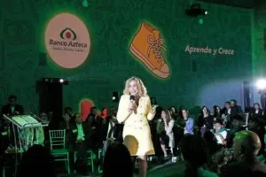 Banco Azteca lleva cursos de finanzas gratis a niños en México
