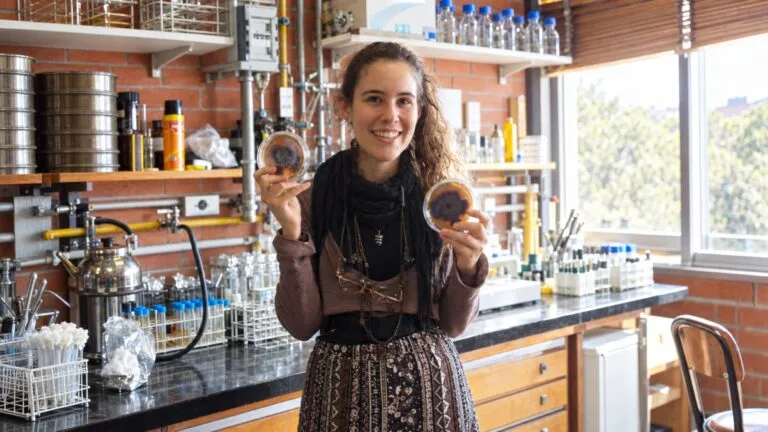 Científicos analizan un hongo que degrada bioplásticos como posible solución contra la contaminación ambiental y los microplásticos.