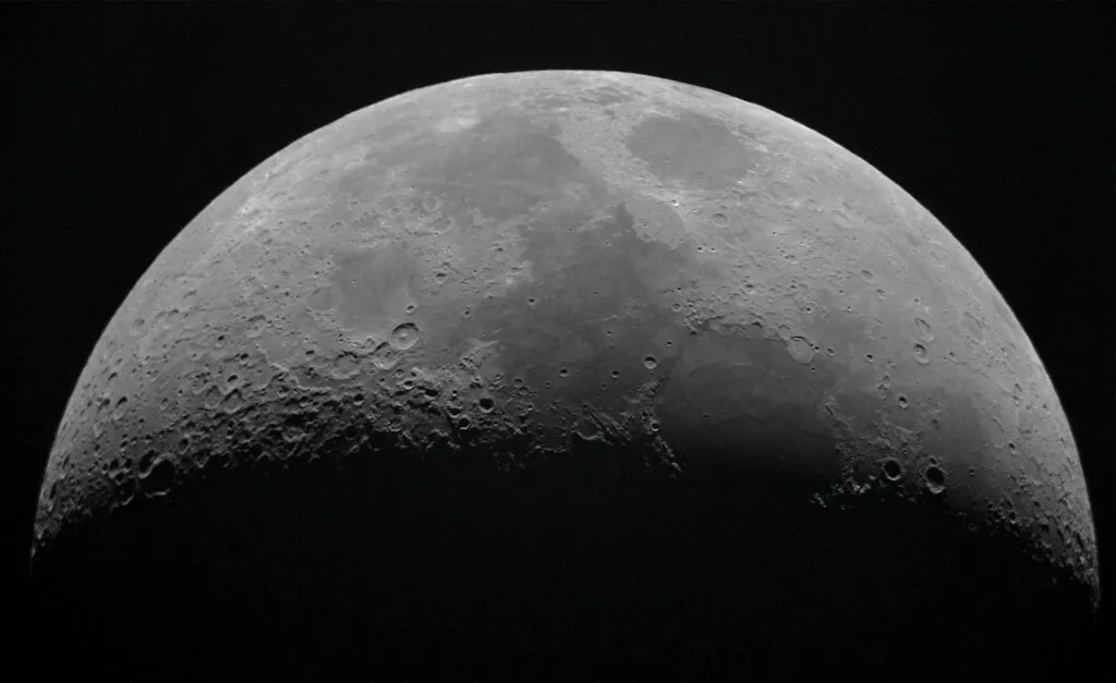 Las caras de la Luna muestran diferencias que pudieron originarse por el movimiento del magma y el calor de las mareas.