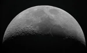 Las caras de la Luna muestran diferencias que pudieron originarse por el movimiento del magma y el calor de las mareas.