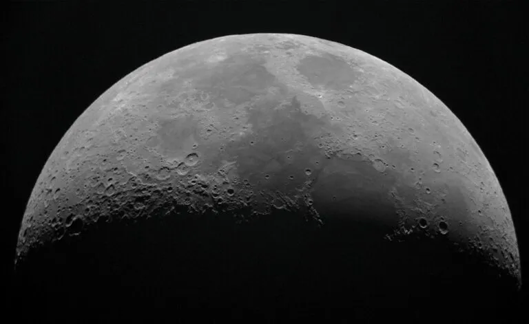 Las caras de la Luna muestran diferencias que pudieron originarse por el movimiento del magma y el calor de las mareas.