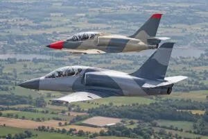 Centro canadiense de innovación aeronáutica con inteligencia artificial, simuladores avanzados y aeronaves para entrenamiento especializado.