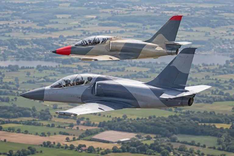 Centro canadiense de innovación aeronáutica con inteligencia artificial, simuladores avanzados y aeronaves para entrenamiento especializado.