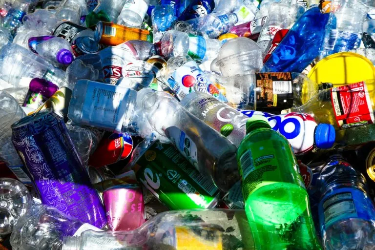 Inteligencia artificial en el reciclaje ayuda a separar materiales mediante sensores y sistemas automatizados.