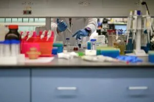 Laboratorio de la Universidad de Panamá donde la investigación científica requiere recursos para equipos, publicaciones y formación de talentos.