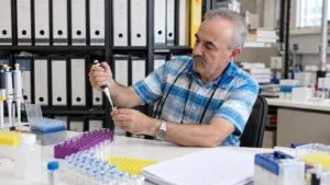 Modelo de presión tumoral muestra cómo la fuerza física puede limitar el crecimiento de células cancerosas estudiadas en laboratorio.