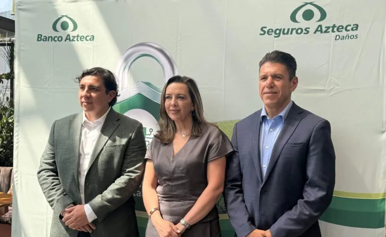 Representantes de Banco Azteca y Seguros Azteca presentan protección ante estafas digitales.