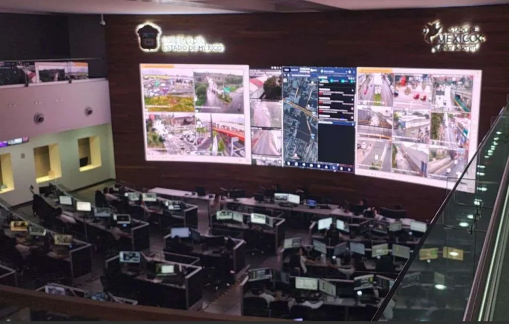 Operadores supervisan pantallas y sistemas de inteligencia artificial en un centro de comando de Seguritech.