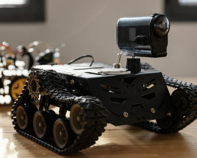 Robots y drones integrados a sistemas de seguridad mediante inteligencia artificial y analítica avanzada de Seguritech Privada.