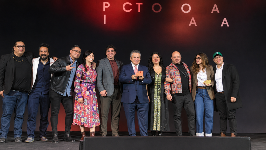 Fotografía grupal del equipo vinculado a la campaña de Banco Azteca durante la premiación Effie México 2026.