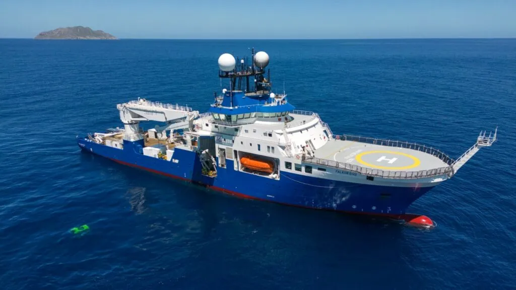 Buque científico de investigación marina navegando en aguas venezolanas para realizar estudios del fondo oceánico en la Plataforma Deltana.