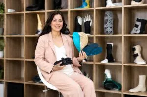 Innovación en prótesis utiliza ingeniería y tecnología para desarrollar dispositivos personalizados y mejorar la movilidad.