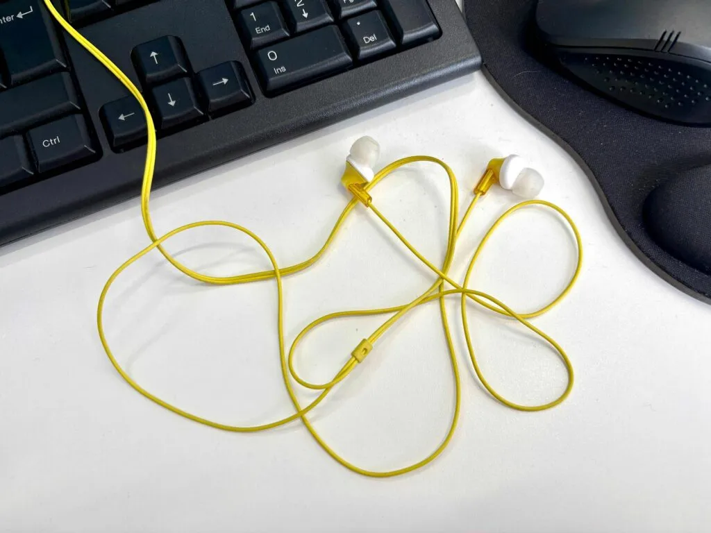 Audífonos con cable que vuelven a ser populares entre los jóvenes por su precio, calidad de sonido y facilidad de uso.
