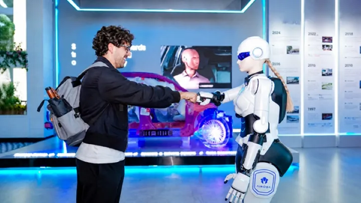 Robot humanoide Mobo con inteligencia artificial, diseñado para ofrecer compañía en el hogar mediante reconocimiento de objetos y funciones inteligentes.