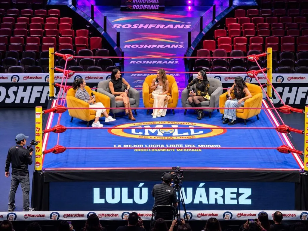 Cinco mujeres participan en un conversatorio dentro del ring de la Arena México durante Mujeres en Lucha.