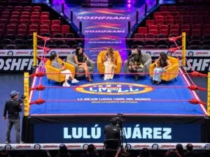 Cinco mujeres participan en un conversatorio dentro del ring de la Arena México durante Mujeres en Lucha.