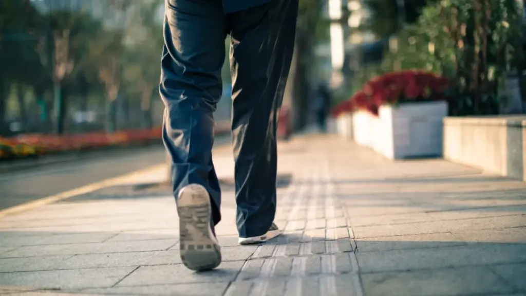 Sistema de inteligencia artificial que analiza la forma de caminar de una persona mediante reconocimiento biométrico.