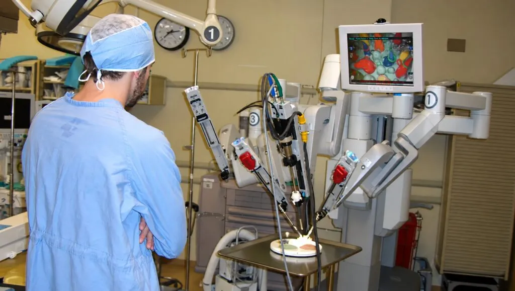 Robots magnéticos para cirugía podrían facilitar procedimientos cardiacos menos invasivos mediante dispositivos pequeños y flexibles.