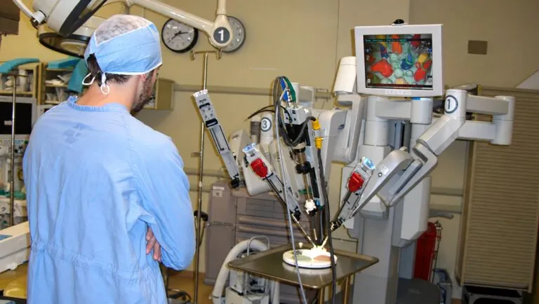 Robots magnéticos para cirugía podrían facilitar procedimientos cardiacos menos invasivos mediante dispositivos pequeños y flexibles.