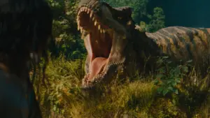 Un parque prehistórico hiperrealista, con un braquiosaurio entre árboles gigantes y un tiranosaurio al fondo, con estética cinematográfica y sin texto sobre la imagen.