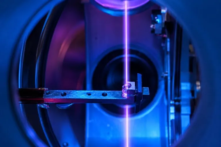 Relojes nucleares con torio-229 utilizan cristales y tecnología láser para realizar mediciones y buscar señales de materia oscura.