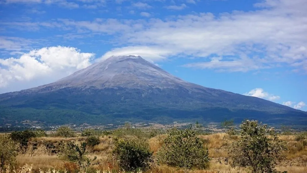 Monitoreo del Popocatépetl mediante sensores, radares y tecnología para estudiar el volcán y proteger su entorno natural.