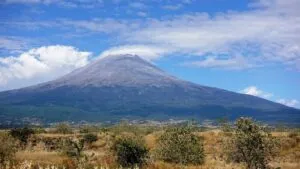 Monitoreo del Popocatépetl mediante sensores, radares y tecnología para estudiar el volcán y proteger su entorno natural.