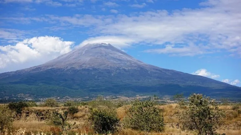 Monitoreo del Popocatépetl mediante sensores, radares y tecnología para estudiar el volcán y proteger su entorno natural.