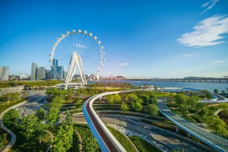 Vista panorámica de Shenzhen, China, con modernos rascacielos, infraestructura tecnológica y paisajes costeros