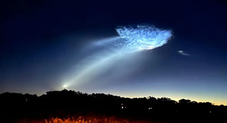 Medusa espacial de SpaceX formada por los gases iluminados del cohete Falcon 9 durante su lanzamiento desde Florida.