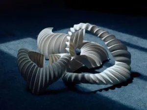Una persona nadando en las profundidades de un océano cristalino, utilizando un pequeño dispositivo futurista de respiración, rodeada de peces bioluminiscentes y estructuras submarinas. Estética hiperrealista y cinematográfica.
